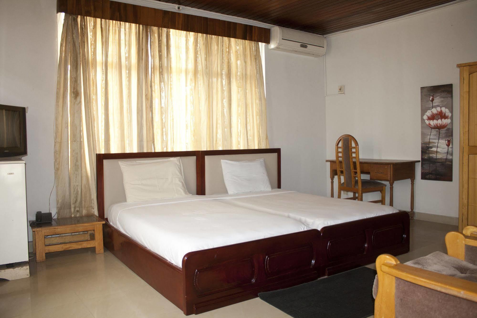 East Legon Guest Lodge Мадина Экстерьер фото