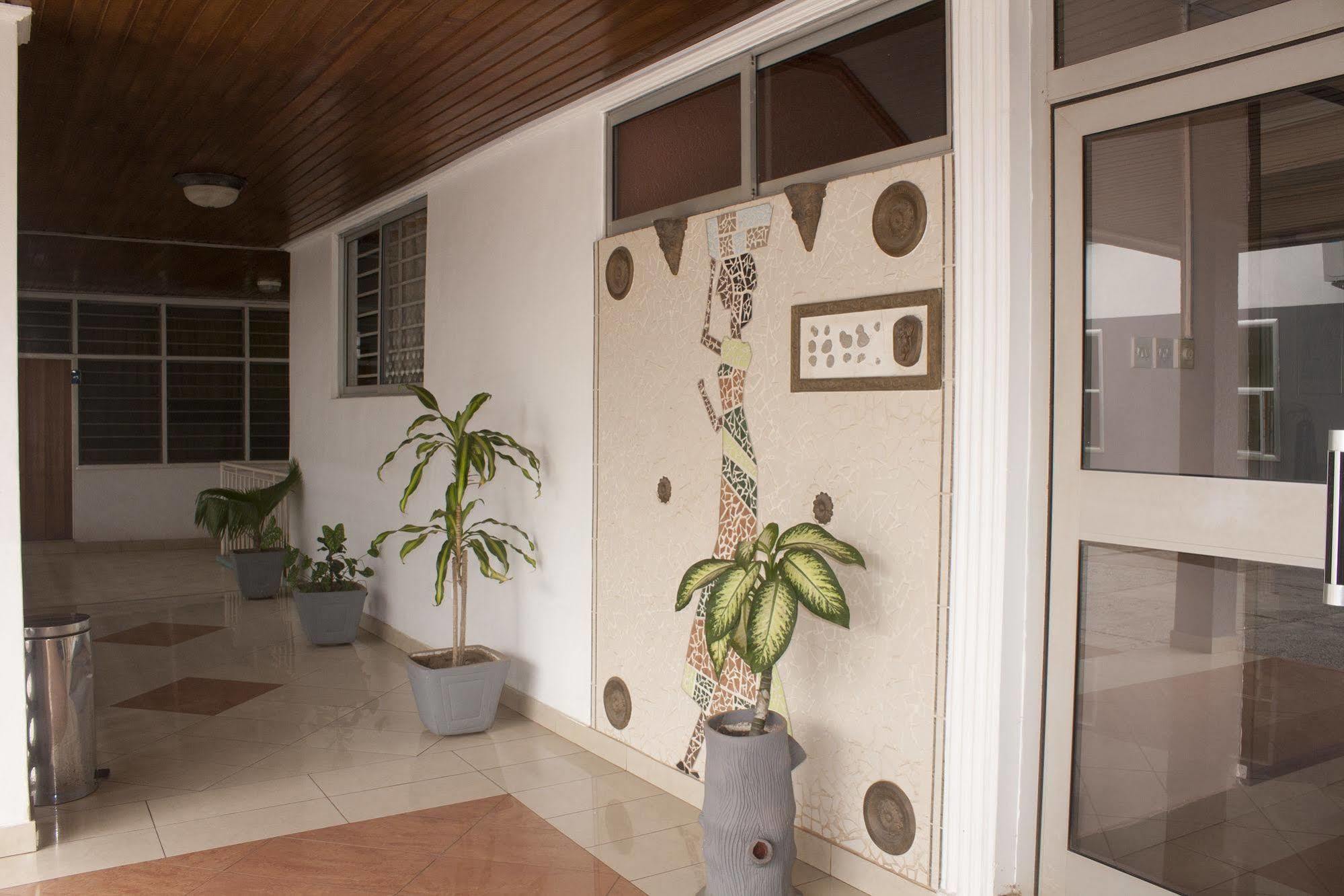 East Legon Guest Lodge Мадина Экстерьер фото